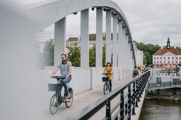 Architektonischer Spaziergang in Tartu: Es ist angenehm, Tartu auf dem Fahrrad zu entdecken.