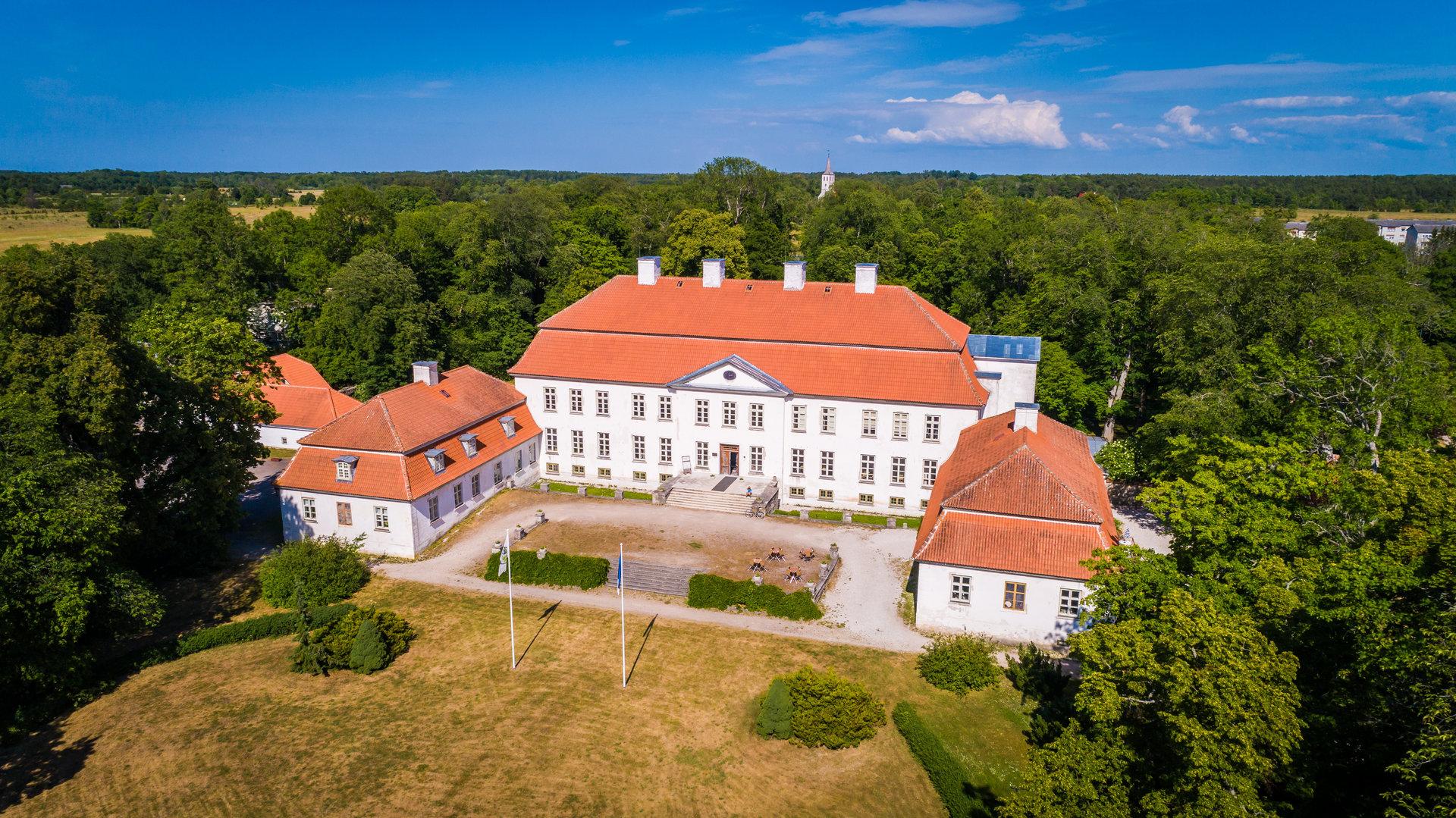 Suuremõisa castle