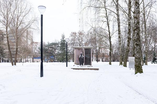 Hugo Treffneri monument lumisel talvel