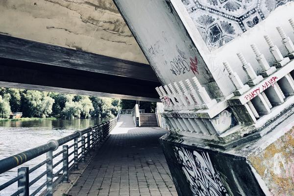 Grafiti zem Brīvības tilta