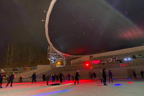In winter, there is an ice rink under the arch of the Song Festival Grounds and you can rent skates