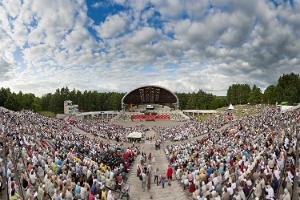 Летняя Тартуская певческая сцена в парке отдыха Тяхтвере