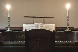 Фортепиано, нотная тетрадь и свечи в Музее горожанина XIX века