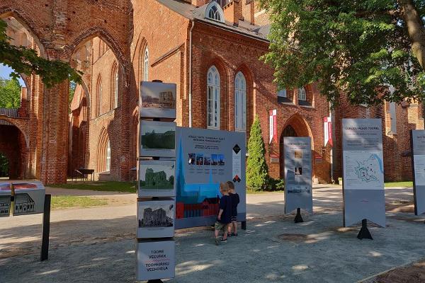 Utomhusutställning av Tartu Universitets museum i Dombergets park
