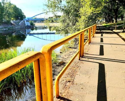 Virtuell tur i staden Tartu: Bågbrygga och Emajõgi, grönska, ån