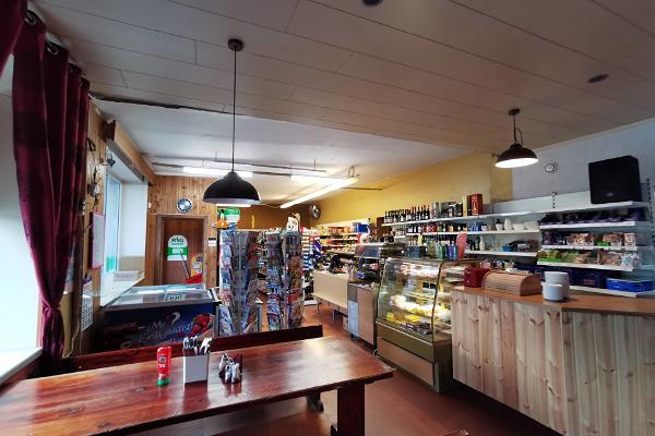Kafejnīca "Jõesuu külakohvik" un veikals uz Somā Nacionālā parka robežas