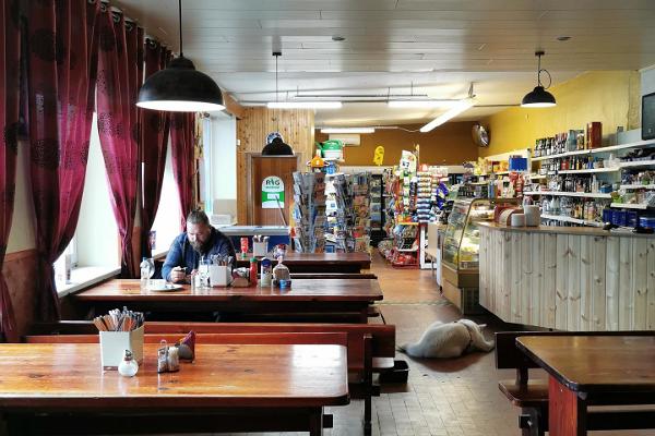 Kafejnīca "Jõesuu külakohvik" un veikals uz Somā Nacionālā parka robežas
