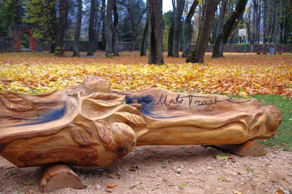 Koka skulptūra Rannu parkā - Matss Trāts