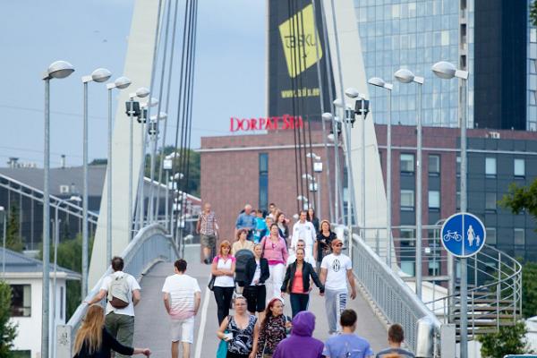 Menschen bei der Überquerung der Marktbrücke