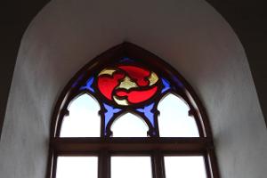 Fenster mit Glasmalerei in der Kirche zu Rannu