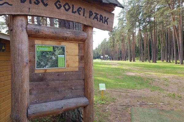 Discgolf-Park des Gesundheitssportszentrums des Landkreises Tartu: Hinweischild auf den Park und das Schema 