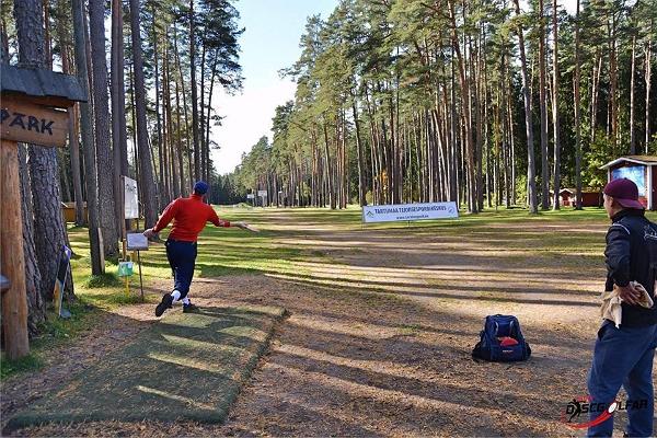 Discgolfparken i Tartumaa Motionscenter: discgolfspelare i full fart