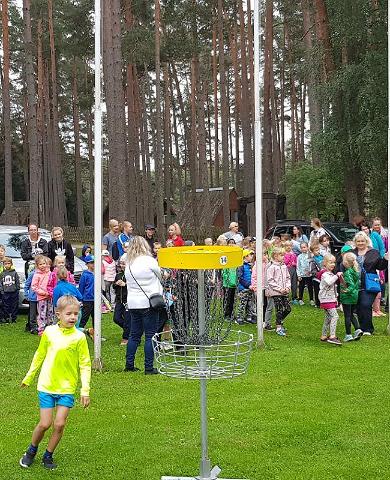 Tartumaan kuntourheilukeskuksen frisbeegolfpuisto: frisbeegolfin opetusta kouluille