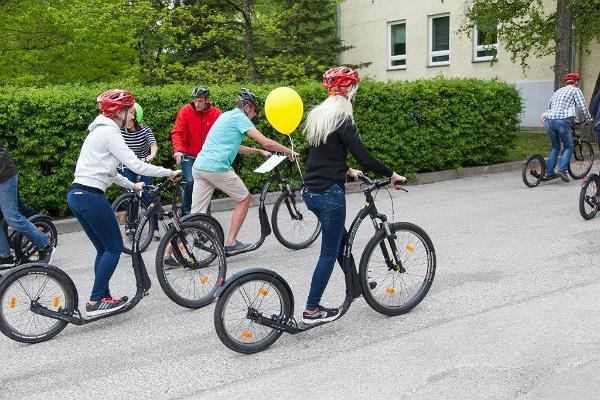 Sparkcykel äventyr i staden Tartu: ett sällskap på sparkcyklar