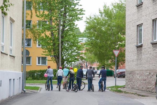 Приключение на самокатах в городе Тарту: группа людей на самокатах