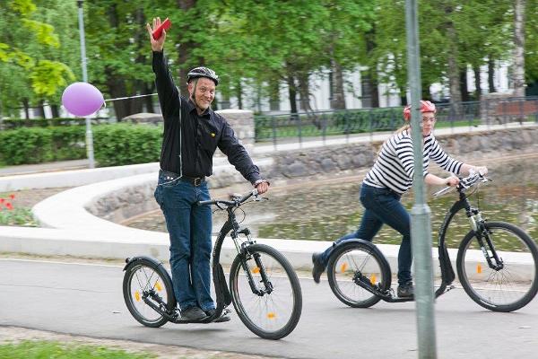 Sparkcykel äventyr i staden Tartu: glada sparkcyklister upptäcker Tartu