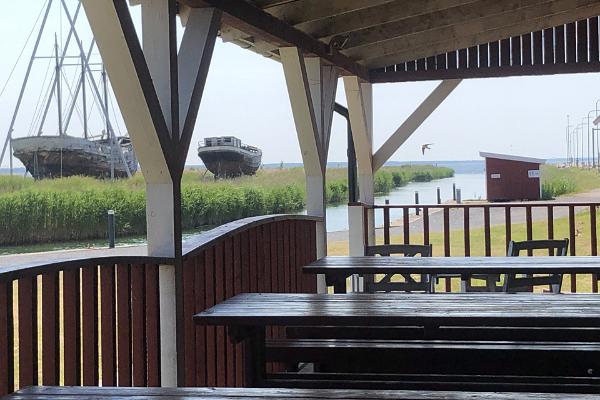 Auf der Terrasse der Schenke Sõru eröffnen sich malerische Ausblicke auf den Hafen.