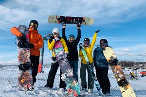 Zufriedene Kunden des Abenteuerzentrums Kiviõli mit Snowboards