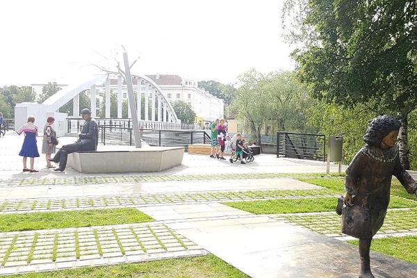 Lydia Koidula and Johann Voldemar Jannsen Memorial Square in summer