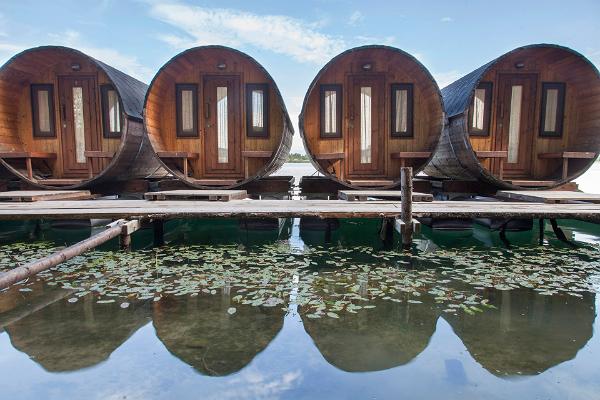 Campingfässer auf dem Wasser im Erholungszentrum Paekalda