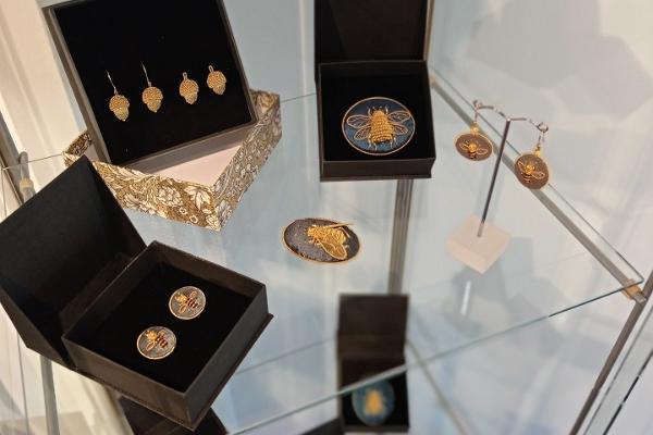Esna Galerii pood - Kuldtikandi stendis on pakkuda Lilian Bristoli kuldtikand