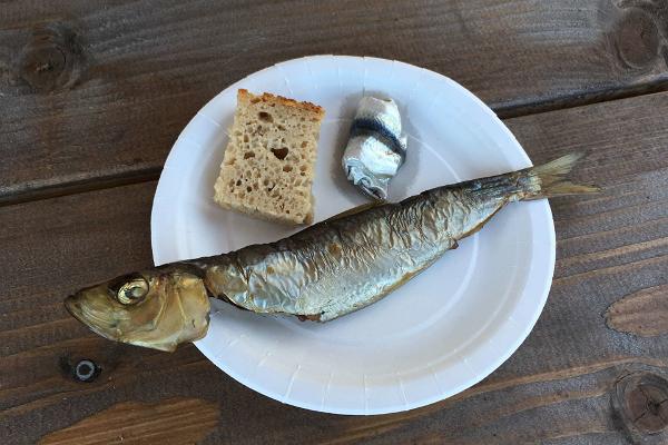 Местная закуска – свежая копченая рыба от настоящего кихнуского рыбака
