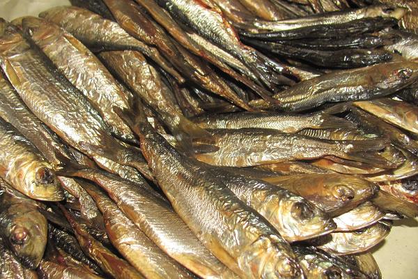 Ein örtlicher Happen – frisch geräuchrter Fisch von einem echten Fischer der Insel Kihnu