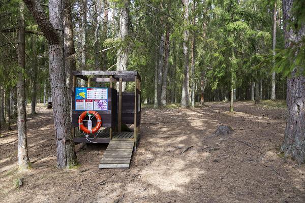 Vaikse järve kaldal asuv riietuskabiin