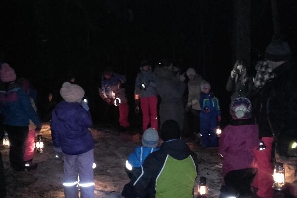 Äventyrsvandring "Med lyktan i nattskogen" i Elva rekreationsområde