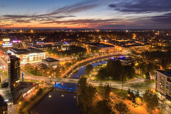 Tartu und der Emajõgi im abendlichen Licht der Stadt