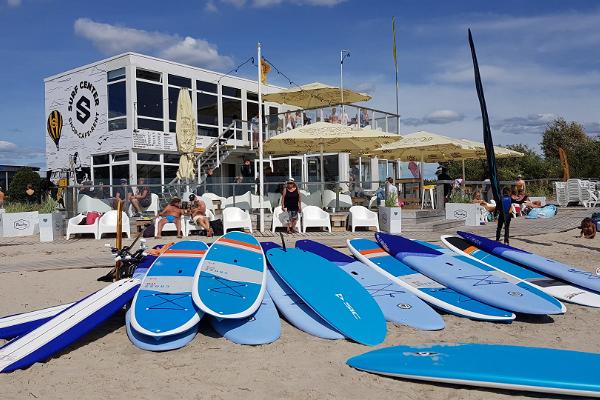 Sērfošanas centru "Surf Center" pludmalē atradīsiet pēc dzelteniem pludmales karogiem