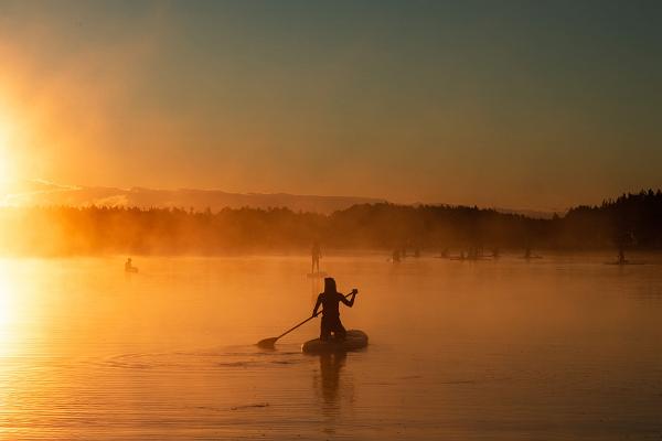En uppiggande SUP-paddling i Kakerdaja-mossen vid gryning