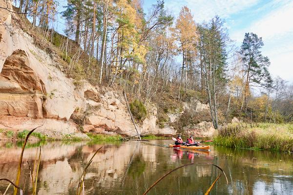 Izbrauciens ar kanoe laivām vai smailītēm pa Vehandu (Võhandu) upi