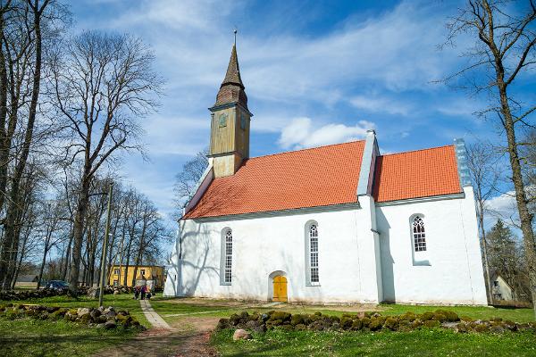 Kirche zu Puhja von außen