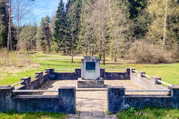 Памятный знак Освободительной войны в лесу Палермо в Раквере