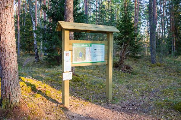 The first information board of the Mustjärve hiking trail (in the parking lot)