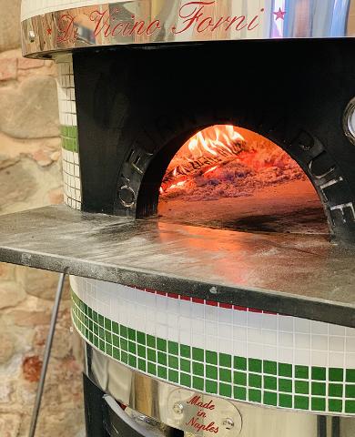 Неаполитанская печь для приготовления пиццы в пиццерии MyItaly