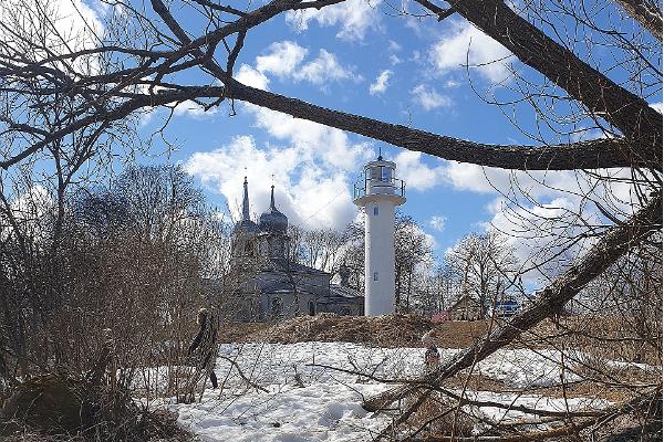 Nina fyr, Ninas ortodoxa kyrka i bakgrunden