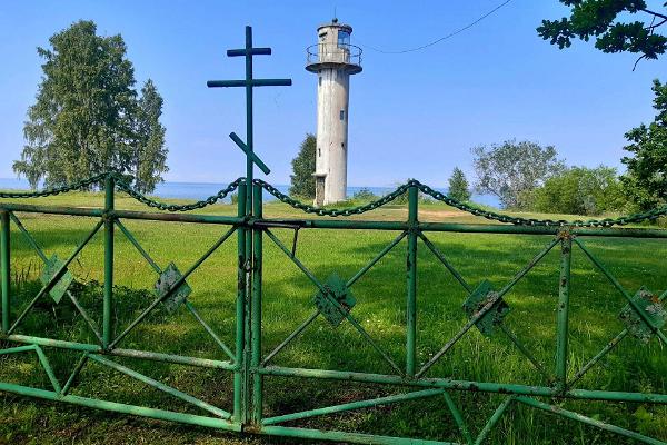 Каменная россыпь, или Мост Калевипоэга, и маяк в деревне Нина