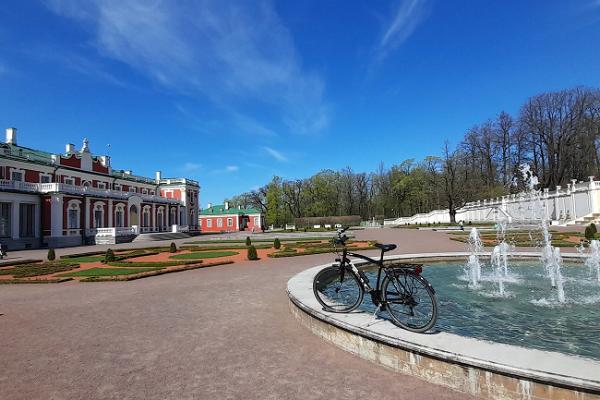Tallinn Bike Tour including Kalamaja, Telliskivi, Kadriorg