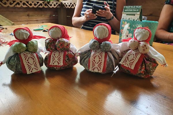 „Travnitsa“ oder Workshop für mit Kräutern gefüllte Puppen auf dem Russischen Bauernhof 