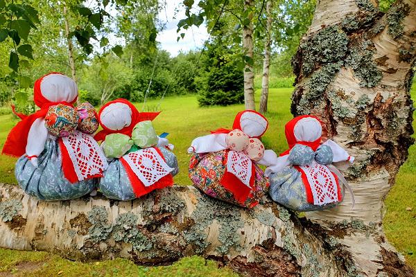 „Travnitsa“ oder Workshop für mit Kräutern gefüllte Puppen auf dem Russischen Bauernhof 