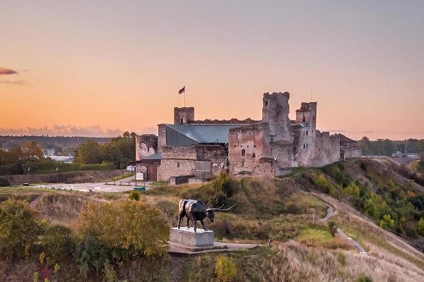 A car trip to Tartu on your own from Lahemaa via the Onion Route: Rakvere Castle