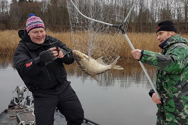 Opastettu kalastusmatka Pärnunlahdella tai -joella