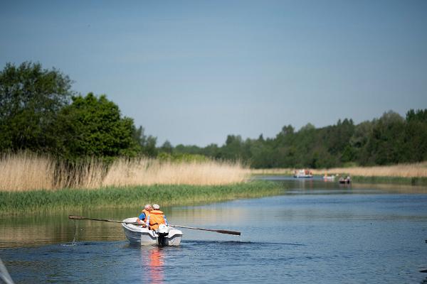 Fishing Village erbjuder fiske på Pärnuviken med hyrbåt och -utrustning