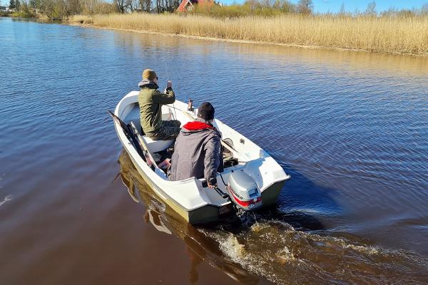Fishing Village tarjoaa kalastusta, veneen ja varusteiden vuokrausta Pärnunlahdella