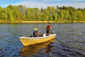 Fishing Village bietet Fischfang mit Boot- und Ausrüstung-Verleih in der Bucht Pärnu. 