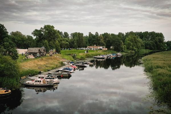 Fishing Village tarjoaa kalastusta, veneen ja varusteiden vuokrausta Pärnunlahdella