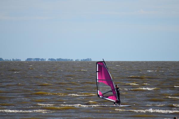 Windsurfschulung des Pärnuer Surfzentrums in Pärnu und an anderen Orten Estlands