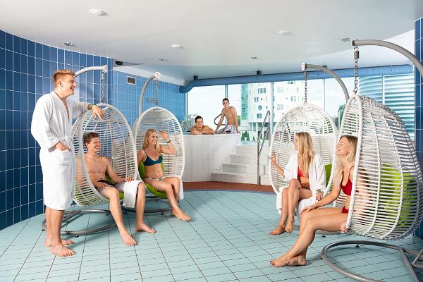 Saunazentrum des Aura Wasserparks: Erholungsbereich mit Hängestühlen